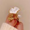 Broche de pérolas de folha de ginkgo de alta qualidade, corpete de temperamento de concha-mãe, 2023, novo prendedor de roupa fixo, fivela anti-exposição