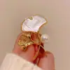 Broche de folha de ginkgo pérola de alta qualidade, corsage de madrepérola com temperamento, novo alfinete de fixação de roupas 2023, alfinete de fivela anti-luz