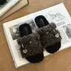 Sandalias de peluche tipo Chanel de moda para mujer, colección otoño/invierno 2026, con suela gruesa, que aumentan la altura, cómodas de llevar, con detalles de hebilla y forro interior cálido de algodón