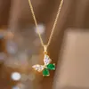 Collar de Acero de Titanio Dongguan para Mujer con Colgante en Forma de Corazón de Diamante Rosa Microincrustado, Cadena para Clavícula Versátil y de Moda Chapada en Oro de 18 Quilates