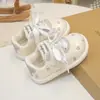 Zapatos de Encaje para Niñas Estilo Ballet 2026 Primavera/Otoño Zapatos Blancos Pequeños Zapatos Deportivos Infantiles Zapatos de Tabla para Bebé Zapatos de Entrenamiento Alemanes para Niños Pequeños