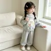 Nuevo conjunto de dos piezas de encaje de dibujos animados para niñas, estilo coreano, ropa infantil de primavera y otoño, dulce conjunto casual de pantalones joggers para bebés niñas