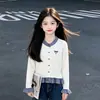 Traje feminino retrô moderno para primavera e outono: um cardigã longo e doce adornado com um laço combinado com calças jeans de corte folgado, um conjunto de duas peças