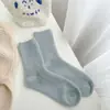Calcetines de felpa cálidos suaves y dulces para niña calcetines de otoño e invierno para mujer con más terciopelo calcetines de rayas de tubo medio para niña calcetines para dormir a prueba de frío