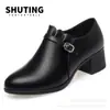 Mãe Xiaiting Novos sapatos de boca profunda para primavera e outono, sapatos para mães de meia-idade, sapatos de camada única, salto médio, salto grosso, sapatos de couro para mulheres