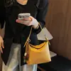 Bolso de Mujer Vintage de Alta Gama Tejido a Mano 2026 Nuevo de Moda de Gran Capacidad Bolso de Hombro Moderno Bolso Cubo de Mano