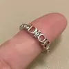 Anel de Luxo Leve de Alta Qualidade Europeu e Americano com Letra Totalmente Cravejada Tendência Vazado Anel Feminino Cd Anel Aberto Estilo de Celebridade da Internet de Nicho