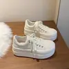 Zapatillas blancas de suela gruesa para mujer que aumentan la altura, nueva colección de otoño 2026, zapatos versátiles para mujeres bajitas, de caña alta, diseño de puntera ancha