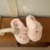 Pantufas fofas de porco quentes novas com sola grossa para casa, 2026, antiderrapantes, bico fechado, pantufas peludas para mulheres no inverno
