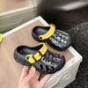 Zapatos tipo tank top nuevos de verano con bloques de color y diseño ondulado para niños y niñas, sandalias de playa antideslizantes con estampado para exteriores, pantuflas de punta cerrada