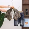 Outono de 2026 Novo Conjunto Infantil Bebê Meninos Cardigã de Veludo Cotelê Estampado Conjunto de Três Peças Venda por Atacado de Fábrica Comércio Exterior