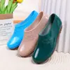 Botas de chuva impermeáveis de verão da moda para mulheres, sapatos aquáticos antiderrapantes, calçados externos de cano baixo com sola macia, sapatos rasos leves de malha para primavera-verão
