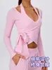Elegante top de yoga acanalado con cuello en V y manga larga para mujer, con detalles de corbata, adecuado para correr al aire libre, deportes y fitness