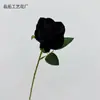 Flor artificial de rosa única em veludo, disponível em várias cores, tecido de seda, adequada para arranjos de casamento, decorações de corredor e decorações de salão de casamento.
