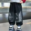 Ropa de Primavera y Otoño para Niños Letras Pintadas a Mano Jeans con Cimitarra Estilo Coreano Pantalones Casuales Sueltos Atractivos para Niños Pantalones de Bebé Modernos