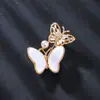 Elegante y Grácil Broche Mariposa de Concha, un Símbolo de Transformación, Accesorio de Alta Gama para Trajes, Abrigos y Vestidos de Mujer