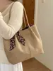 Bolsa casual de grande capacidade com estampa de leopardo, novo estilo 2026, versátil para mulheres, adequada para o dia a dia, bolsa de ombro, bolsa tote com uma vibe descontraída