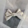Nueva Funda para Teléfono Móvil Accesorios de Joyería Semiterminados Cuero Estéreo Lazo Color Caramelo Accesorios para Zapatos y Sombreros Suministros para Automóvil