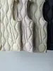 Diseño original ~ Chaleco de plumas ligero con cuello en V y bolsillos, patrón de rombos simple en forma de ola, sin mangas, chaleco de plumas 90%