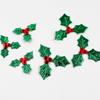 Nuevas hojas de tres puntas Tela dorada y plateada con láser Accesorios para cajas de regalo DIY Hecho a mano Hojas para árbol de Navidad Fruta roja 100 piezas