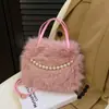 Bolsa Peluda Inverno Nova Fofa de Pelúcia para Mulheres, Bolsa de Mão Versátil na Moda, Bolsa Transversal Versátil com Corrente de Pérolas