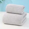 Toallas de baño de vellón de coral transfronterizas al por mayor, rayadas, gruesas, absorbentes, de secado rápido, extragrandes, con rayas finas, Clase A, toallas suaves lavables para parejas.