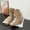 Botas de tornozelo de camurça com bico fino, corte em V e salto grosso para mulheres, botas versáteis de outono e inverno, estilo vintage, de cano médio, plissadas, com salto empilhado, modeladoras, estilo equitação