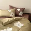 Conjunto Romântico Francês de Algodão Escovado 100S Quatro Peças Flores Pequenas Bordado em Toalha Acabamento em Renda Capa de Edredom Quente para Outono e Inverno