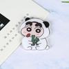 Broche Creativo Estilo Japonés Dibujos Animados Lindo Crayon Shin-Chan Insignia Periférica Pin Decorativo para Ropa Bolso Colgante Accesorios