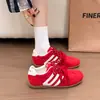 Zapatillas de entrenamiento alemanas rojas de suela plana con textura de piel de oveja, un estilo nuevo y popular, que se asemejan a las zapatillas de "Forrest Gump", tenis blancos, zapatillas deportivas casuales