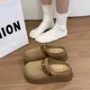 Chinelos confortáveis de sola grossa, que aumentam a altura, para mulheres, novo estilo retrô 2026, design slip-on, couro camurça, sapatos de plataforma outono