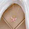 [Aço Titânio] Borboleta Rosa Zircônia Estilo Luxo Leve Elegante Colar Totalmente Cravejado para Mulheres Corrente Versátil para Clavícula Corrente de Aço Titânio
