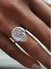 Anel Curvo Personalizado Retro de Alto Padrão com Acabamento Escovado Exagerado com Pingente de Diamante Anel de Pedido para Mulheres Presente