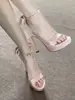 Temporada del Primer Encuentro: Tacones de plataforma altos con moño color champán, perfectos con un vestido, y sandalias de una sola tira deslumbrantes