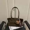 Bolso de Hombro Único de Cuero de Ciervo Terciopelo Color Sólido Gran Capacidad Retro Coreano Otoño e Invierno 2025 Simple Nueva Moda