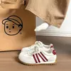 Zapatillas de entrenamiento alemanas estilo retro para niñas, nueva colección primavera/verano 2026, zapatos infantiles de suela blanda estilo Forrest Gump, zapatillas blancas casuales para niños mayores, de moda