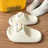 Estilo popular nuevo 2026 suela gruesa ligeras de moda versátiles súper suaves lindas de gatito de dibujos animados pantuflas mujer verano antideslizantes