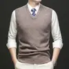 Colete de lã com decote V, malha de outono, cor sólida, camisa base casual para homens de meia-idade, top sem mangas para homens