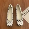Primer Encuentro con los Zapatos Slip-On de Cuña Oculta con Lunares Marrones Retro de Boca Baja, Nuevos Zapatos Slip-On de Punta Cuadrada para Primavera y Otoño 2026 para Combinar con Faldas