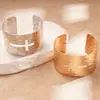 Pulsera Geométrica Abierta de Metal Texturizado con Diseño de Cruz Hueca Europea y Americana, Joyería de Mano Exagerada, Elegante y de Alta Gama para Mujer