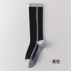 Meias de Compressão Graduada para Panturrilha Femininas Primavera e Verão Design de Listras Color Block Nylon Secagem Rápida Meias Esportivas de Compressão para Ciclismo Corrida Pular