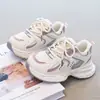 Sapatos infantis, tênis estilosos, novo modelo outono 2026, sapatos estilo "dad shoes" com sola macia para crianças na pré-adolescência, calçados casuais respiráveis para meninas