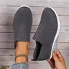 Novos sapatos de balanço confortáveis transfronteiriços, apresentando cabedal em flyknit, sola antiderrapante, palmilha macia e design em malha respirável, ideais para mães e mulheres, e adequados para exportação
