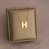 Collar Jinmei Jewelry de Acero de Titanio Dorado para Mujer, Diseño de Nicho de Lujo Ligero, Cadena para Clavícula Versátil de Moda de Gama Alta, Transfronterizo