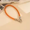 Correa de muñeca única de cuero PU nuevo, cordón para teléfono, cadena de mano colorida versátil de doble hebilla, accesorio de cadena para teléfono