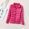 Atacado de Fábrica Outono Inverno Comércio Exterior Leve Multicor Jaqueta de Algodão Feminina Casaco de Algodão com Capuz Estilo Curto Tamanho Grande Emagrecedor Jaqueta de Algodão Roupa Exterior