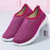 Sapatos de Caminhada Femininos para Meia-Idade e Idosos, Sapatos de Mãe com Solado Macio, Sapatos de Pano do Velho Pequim, Fornecimento de Banca de Mercado, Confortáveis Estilo Mãe