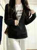 Moletom feminino de outono preto slim fit, top fino de manga comprida que afina a cintura, novo estilo para o início do outono de 2026 para looks de trilha