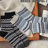 Calcetines de Lana Zhuji para Mujer, Otoño e Invierno, Estilo Fair Isle, de Media Pantorrilla, Gruesos, Estilo Retro, Patrón Ondulado, Calcetines Sueltos Rayados