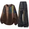 Conjunto de dos piezas de moda para hombre para primavera y otoño: una sudadera de cuello redondo combinada con pantalones largos de estilo americano, creando un look casual elegante y deportivo para adolescentes